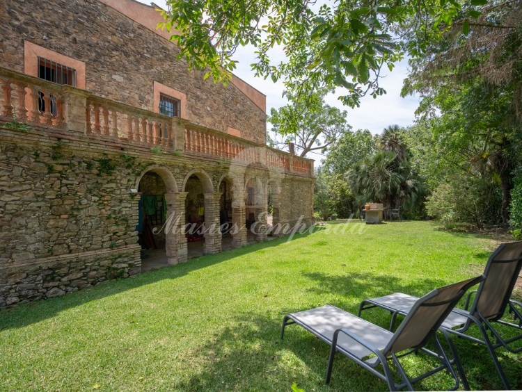 Terraza y porche arcado de la fachada oeste