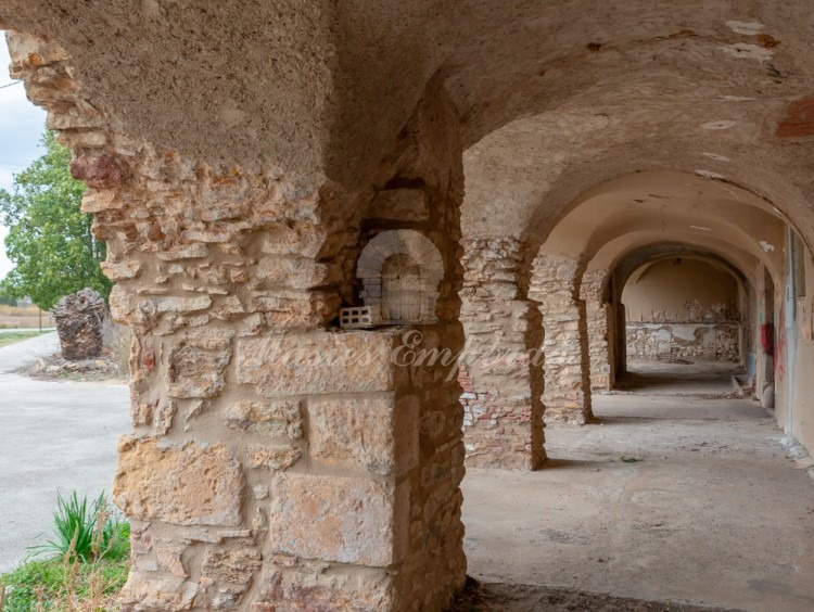 Vistas de la entrada arcada de la masía 