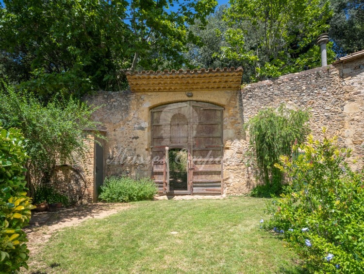  Puerta del jardín donde se accede al comino de Santiago