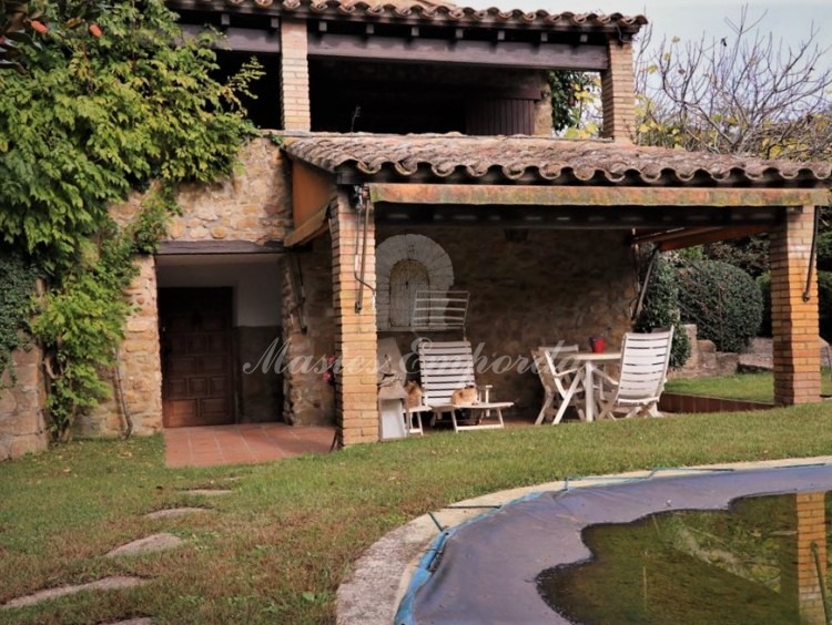 Piscina, jardín y el porche de la piscina 