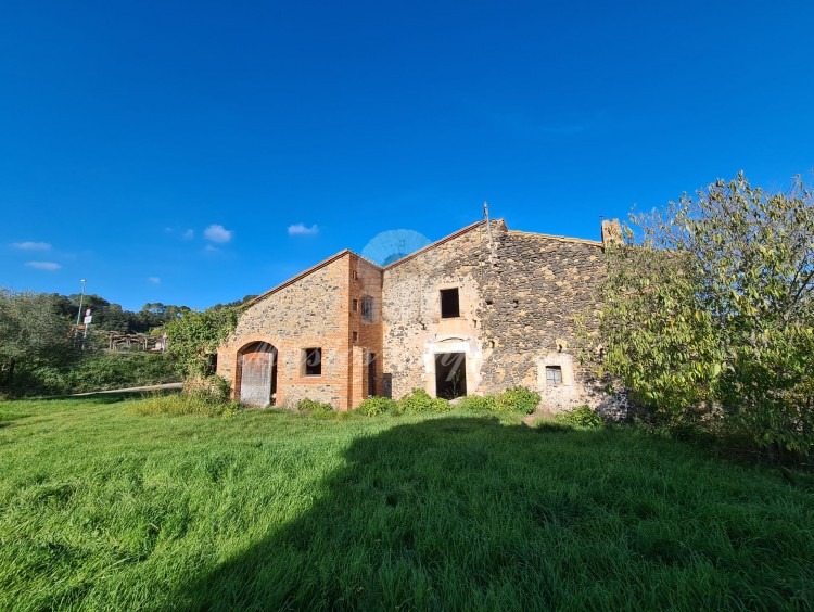 Vistas de la fachada de la masía